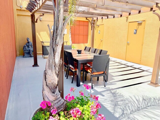 Building Photo - Top floor modern crafted spacious 1 Bed + ...