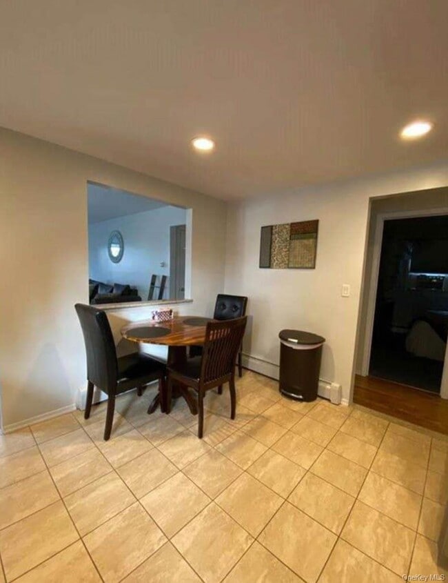 Building Photo - 552 E Walnut St