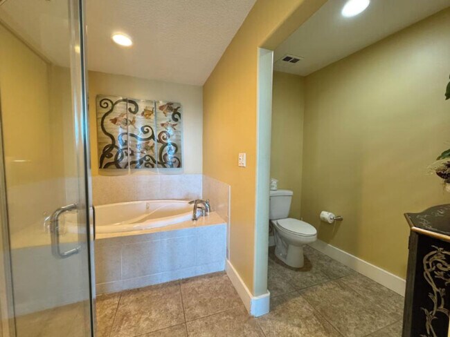 Building Photo - 521 W Beach Blvd