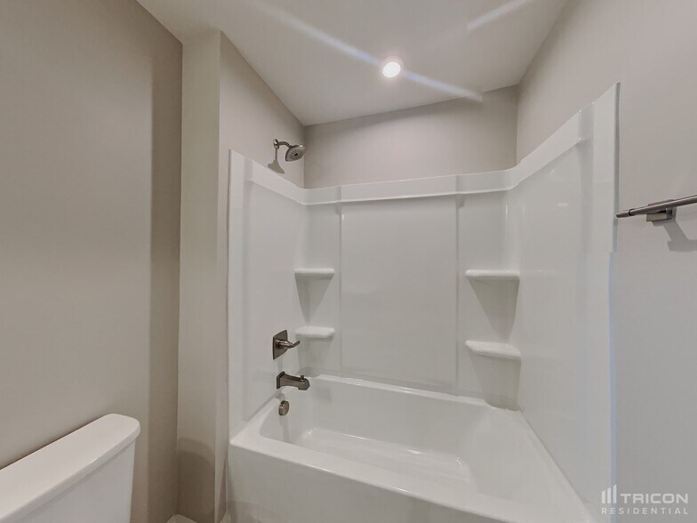 Building Photo - 215 Wellwood Way