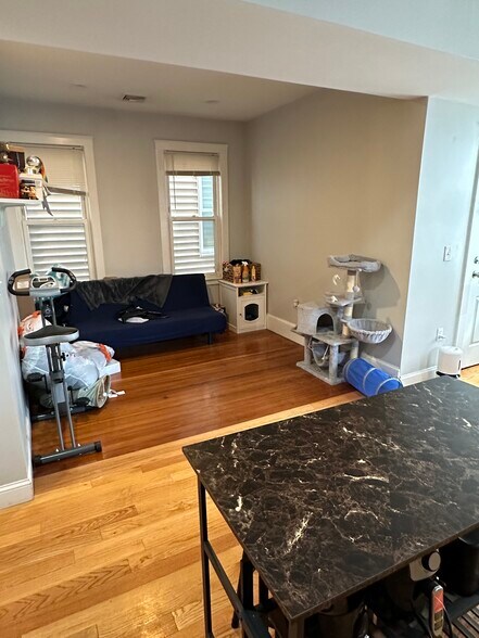 Building Photo - 194 Marion St