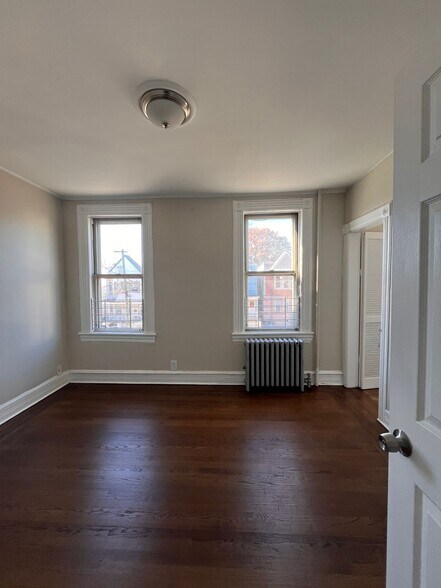 Building Photo - 76 Pearsall Ave