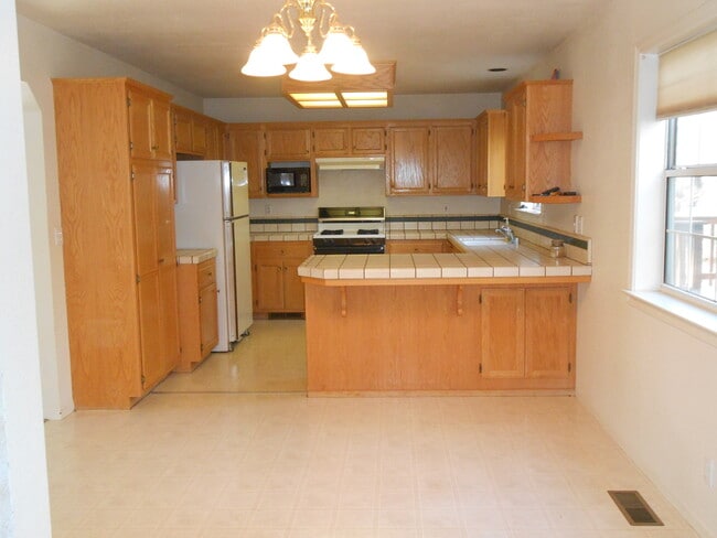 Building Photo - $500 MOVE IN SPECIAL OFF FIRST MONTHS RENT.