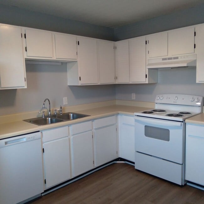 Building Photo - Coming Soon!   2 Bedroom, 1 Bath Downstairs Apartment
