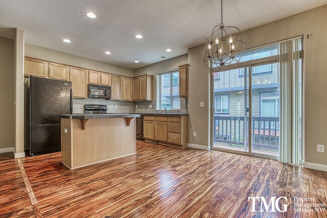 Building Photo - Gorgeous Four Bedroom Townhome in Hillsboro!