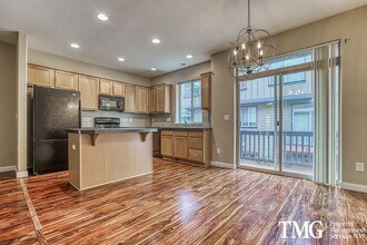 Building Photo - Wonderful 4 bed 2.5 Bath Townhome in Hills...