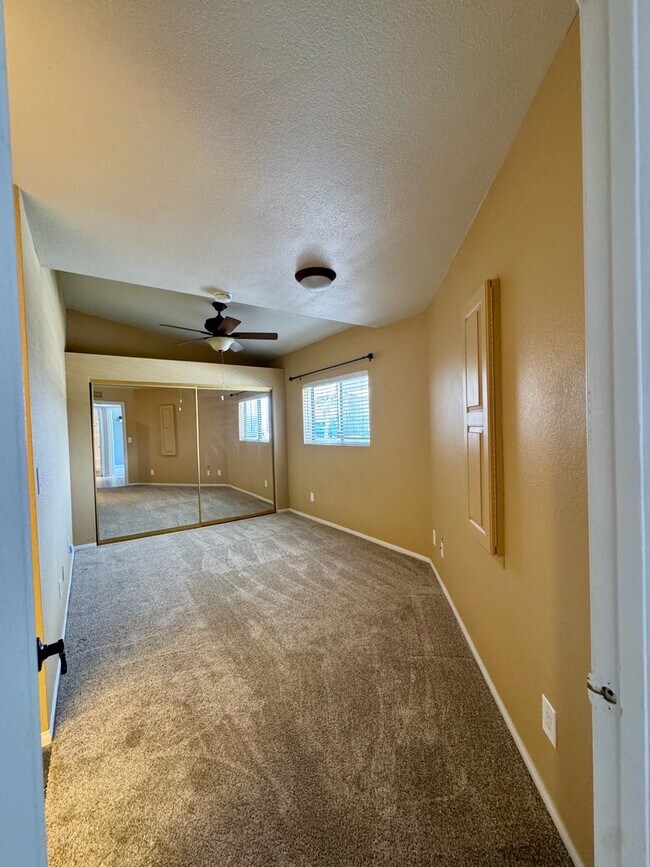 Building Photo - 3-Bedroom Condo with Spectacular Views in ...