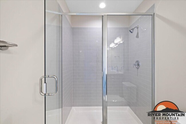 Building Photo - Charming Townhome with Garage and Bonus Room