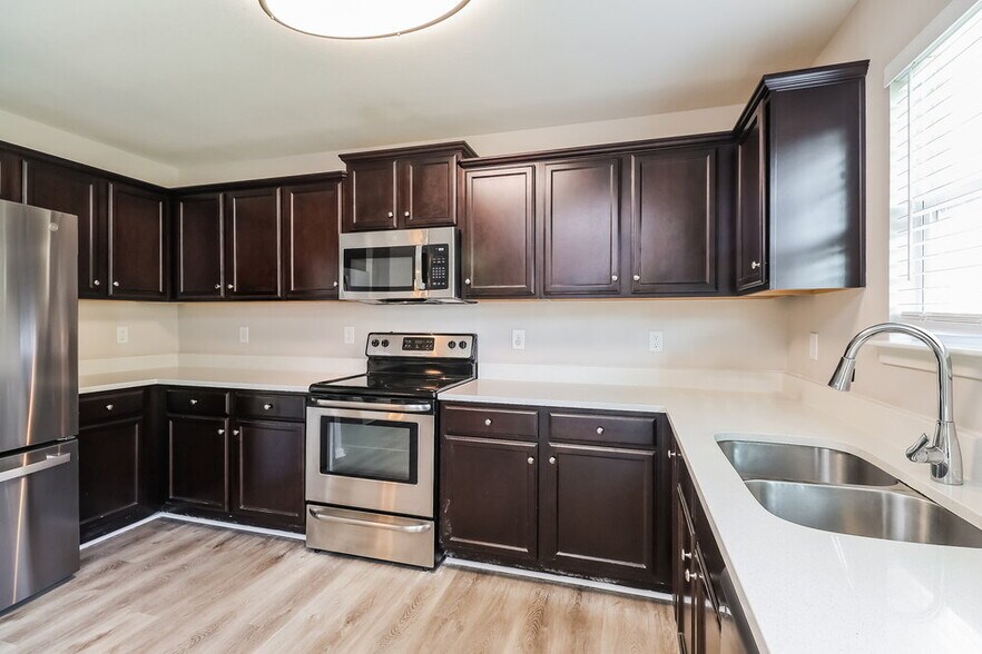 Building Photo - 1924 Eastway Dr