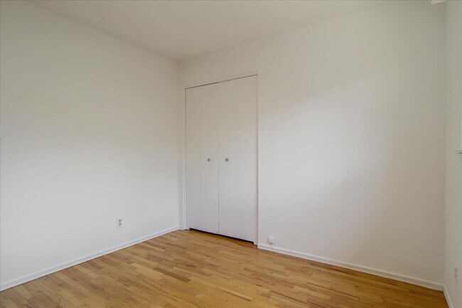Building Photo - Great Location 3BD Home with Wood Floors &...