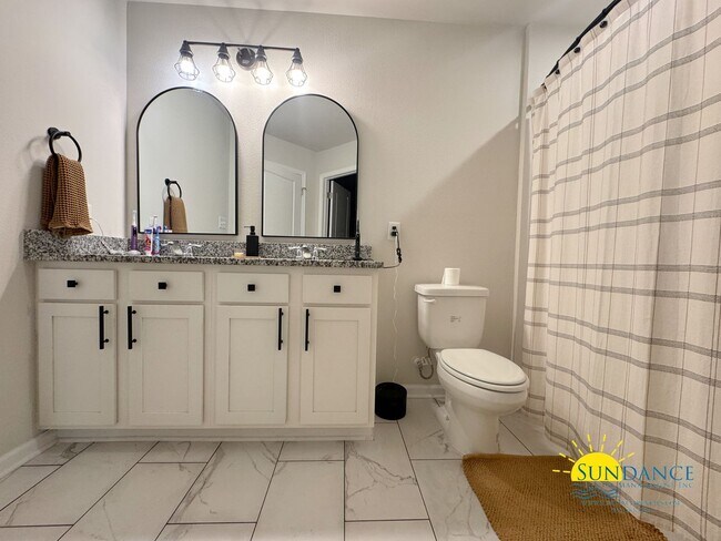 Building Photo - Stunning 4 Bedroom home in the sought-afte...