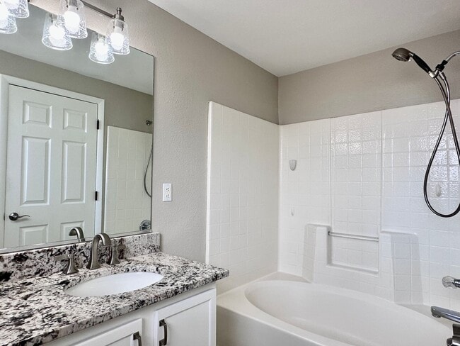 Building Photo - Conveniently Located Home in East Quincy H...