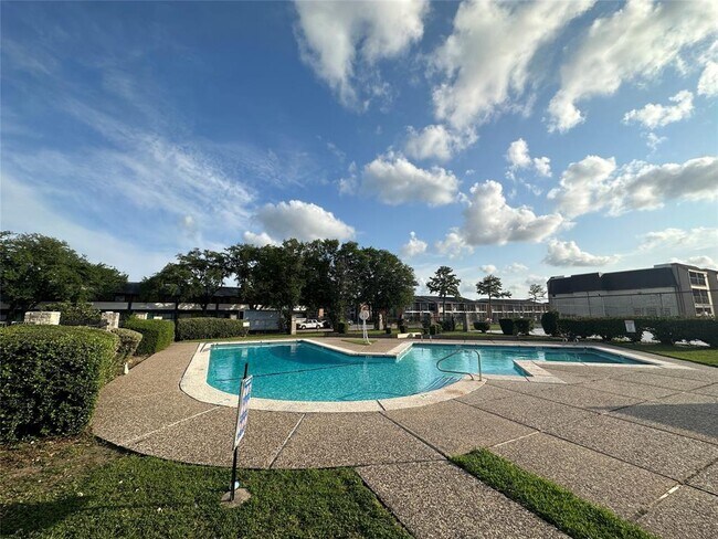 Building Photo - 206 Plaza Verde Dr