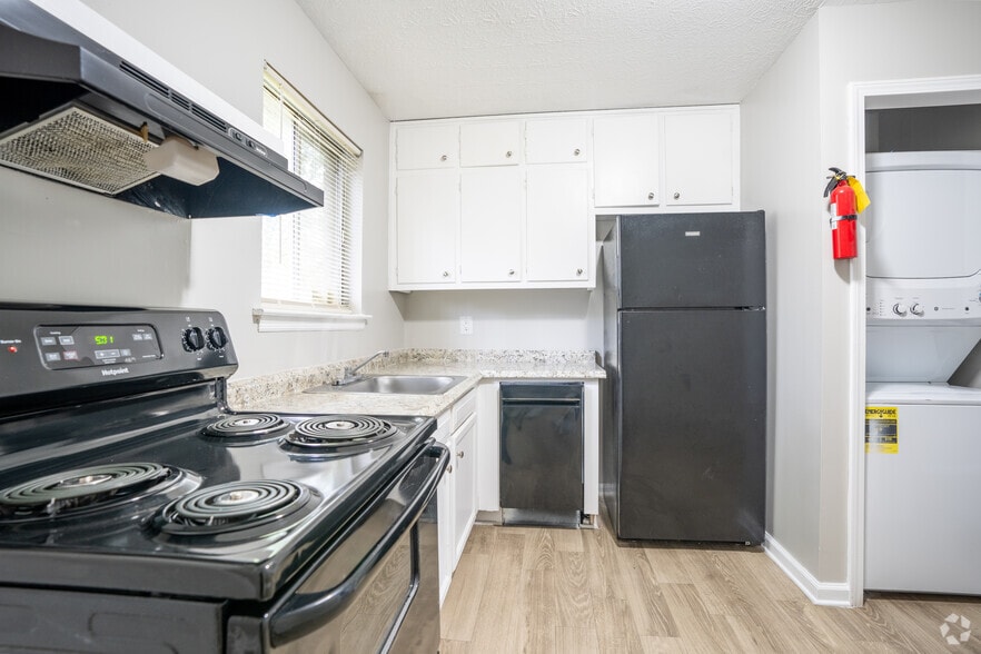 1BR, 1BA - 720SF - Kitchen - Whispering Oaks