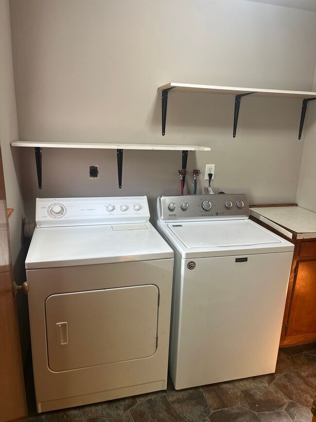 Building Photo - 2006 White St