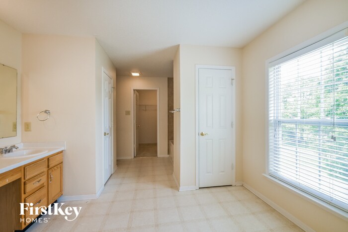 Building Photo - 10372 Waveland Cir