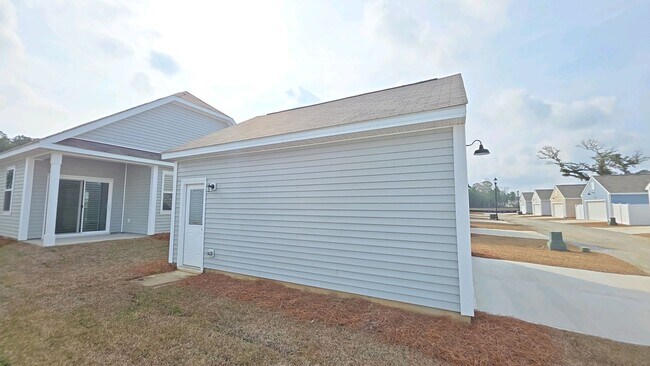 Building Photo - 192 Standing Oaks Dr