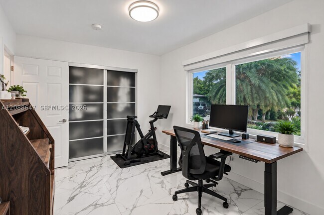 Building Photo - 2105 Alamanda Dr