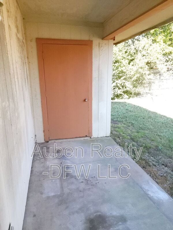 Building Photo - 1106 Suburban Dr