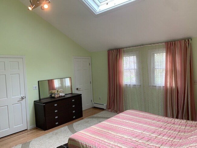 Building Photo - 31 Hunnewell St