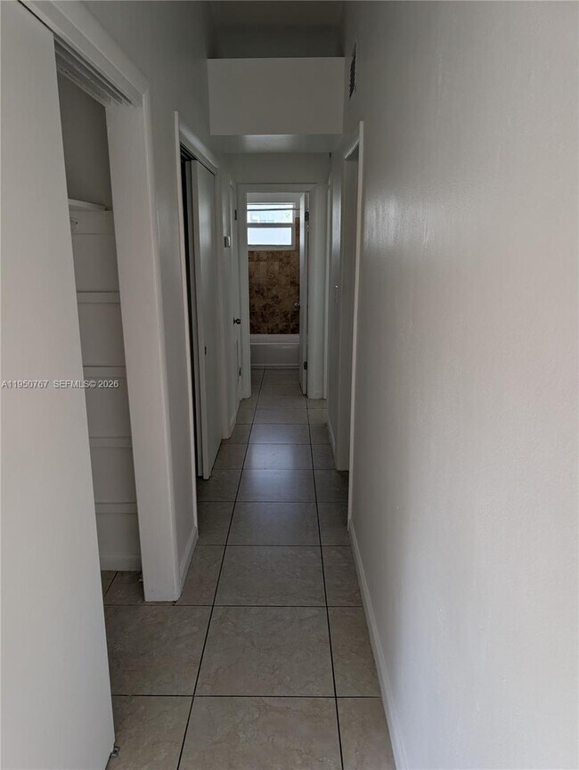 Building Photo - 1585 NE 125th St