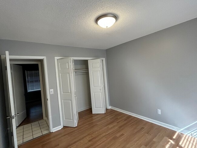 Building Photo - 4 bedroom duplex-East Ridge