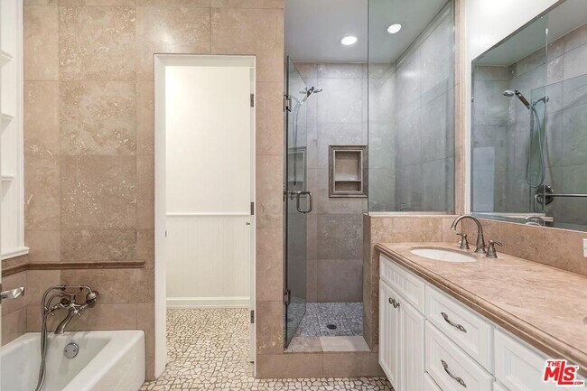Building Photo - 4221 W Toluca Lake Ln