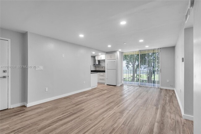Building Photo - 9320 Fontainebleau Blvd