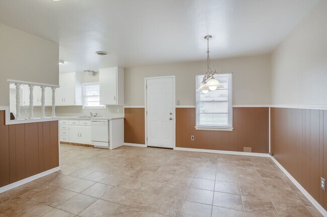 Building Photo - Fantastic home at a fantastic price!