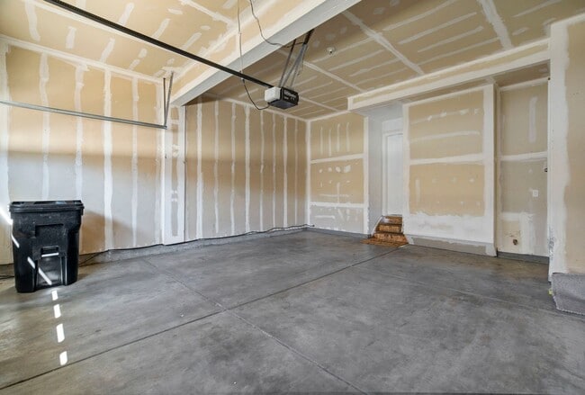 Building Photo - Cute 2bd, 2.5ba Townhome Across from Cotto...