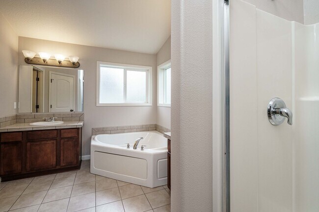 Building Photo - $500 Move In Special  4 Bedroom 2.5 Bath New Carpet and Fresh Paint