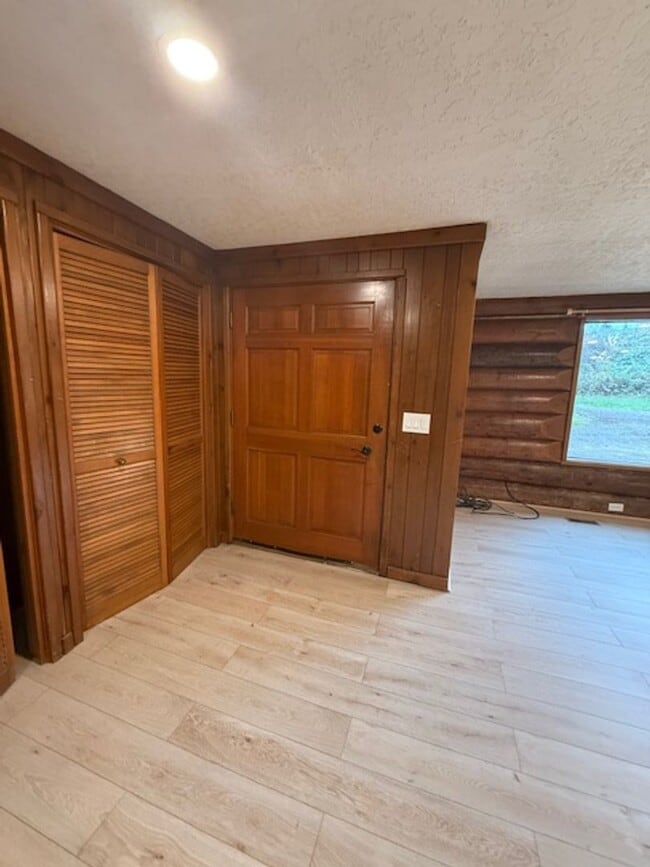 Building Photo - Charming 3BR Country Log Home in the Willamette Valley