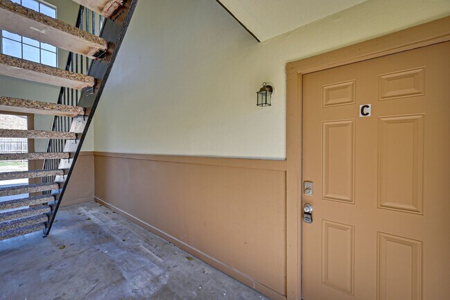 Building Photo - 8002 Cambridge Cir