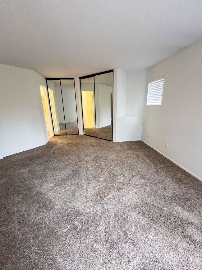 Building Photo - 2 Bed/2 Bath Third Level Condo at City Scene!