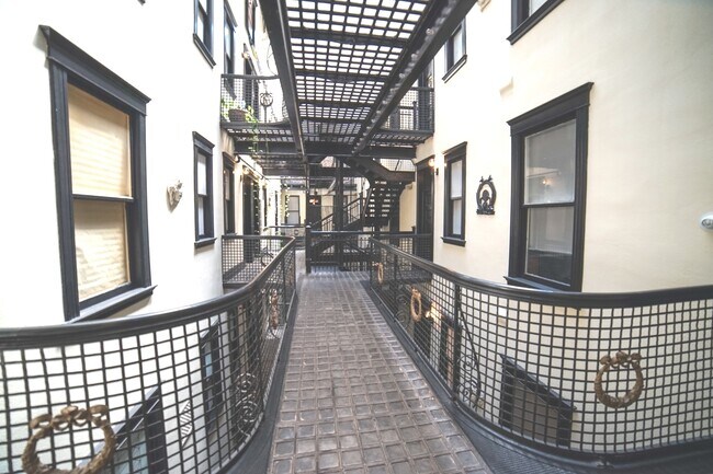 Building Photo - 2800 N Pine Grove Ave