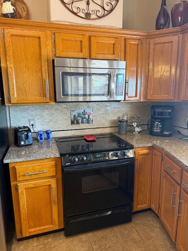 Building Photo - 3 to 6 Month Rental with Golf course views