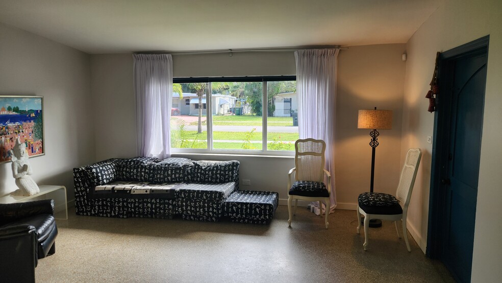 Building Photo - 565 NW 128th St