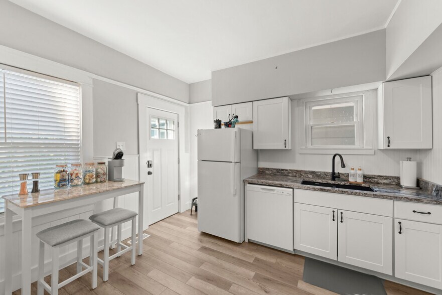 Building Photo - 1326 W 69th St