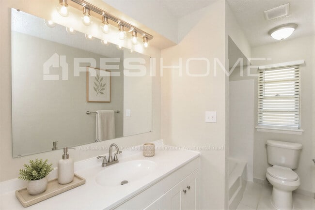 Building Photo - 504 N Avery Dr