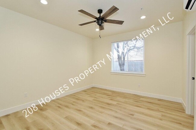 Building Photo - Immaculate Main-Level Apartment *75% Off F...