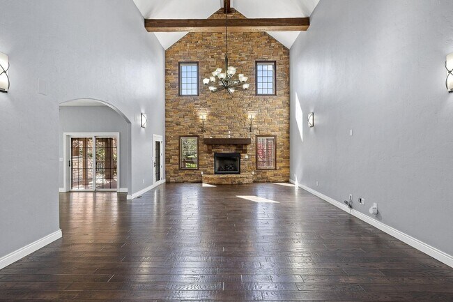 Building Photo - 5 Bedroom Dream Home!