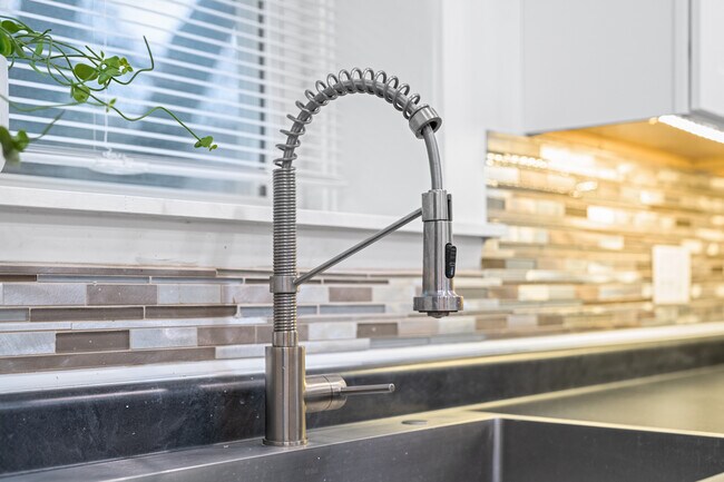 Building Photo - 215 E Mitchell Ave