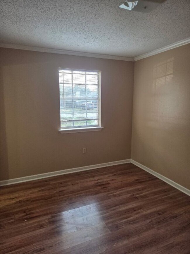 Building Photo - Rent with confidence, live with ease