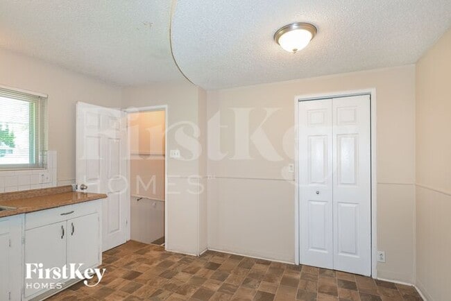 Building Photo - 580 Moule Dr