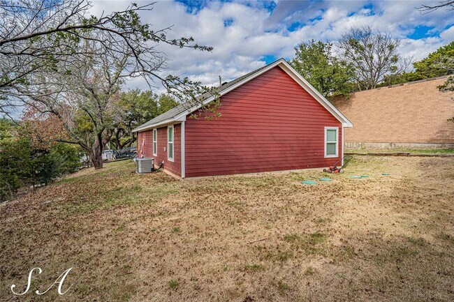 Building Photo - 1823 Hidden Valley Rd