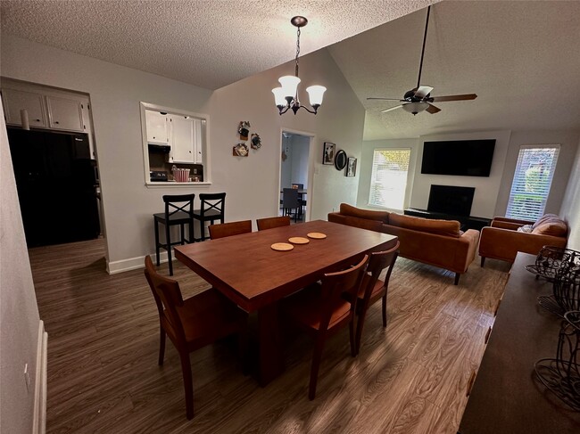 Building Photo - 13821 Hollowgreen Dr