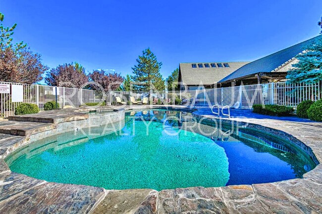 Building Photo - Gorgeous 3-bedrooms, 2-baths home in the h...