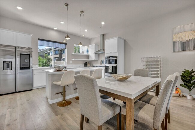 Building Photo - Fully Furnished Modern Townhome with utilities included and flexible lease options available