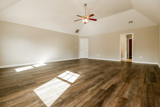 Building Photo - 2750 Huntcliffe Dr