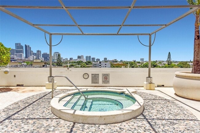 Building Photo - 10 SW South River Dr